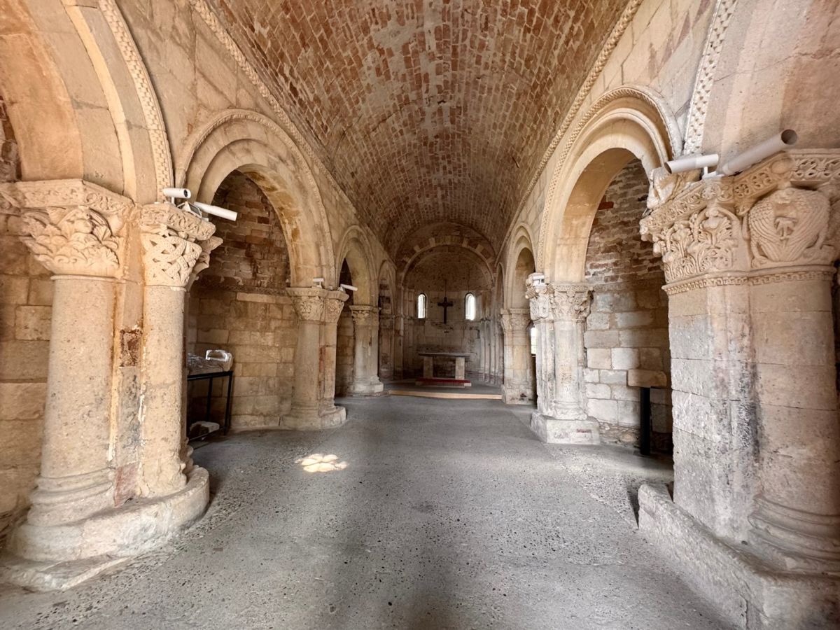 Interior of the church of San Lorenzo with nave and carved capitals